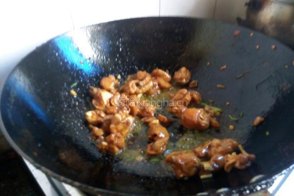 青椒炒鸡肉的做法图解2