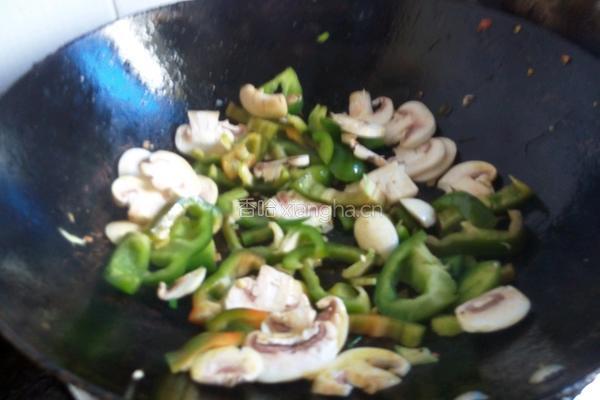 青椒炒鸡肉的做法图解4