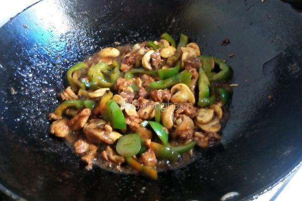 青椒炒鸡肉的做法图解5