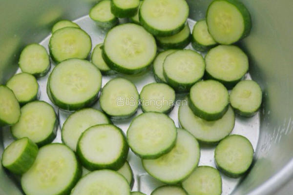 鸡蛋煎黄瓜的做法图解1