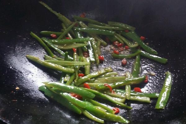 家常油豆腐炒肉的做法图解4