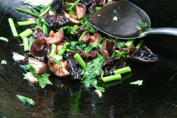 香菇黑木耳炒芹菜（降血压的菜)的做法图解6