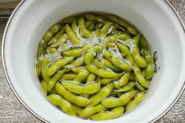 盐水毛豆的做法图解1