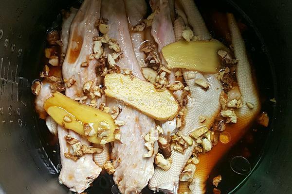 电饭煲焗鹅脚翼的做法图解4