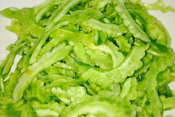 苦瓜炒肉的做法图解1