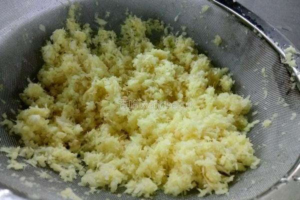白切鸡佐料姜茸的做法图解1
