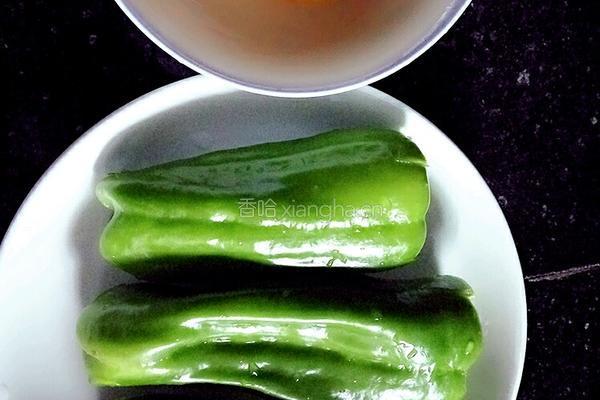家常青椒丝皮蛋的做法图解1