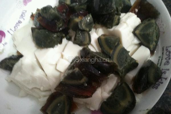 皮蛋豆腐的做法图解2