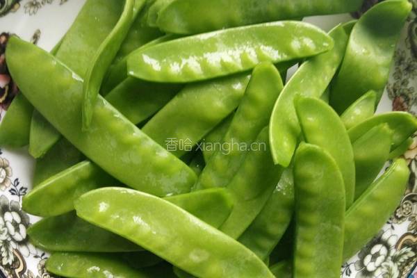 荷兰豆炒腊肠的做法图解1