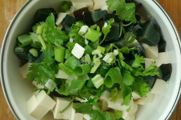 皮蛋豆腐的做法图解1