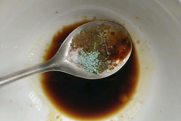 皮蛋豆腐的做法图解2