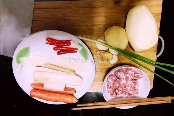 土豆肉末泡菜丁的做法图解1