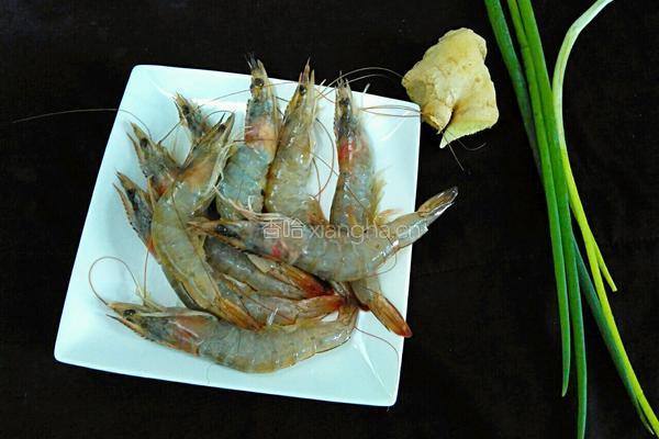 本帮油爆虾的做法图解1