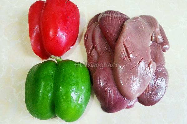 青椒炒腰花的做法图解1