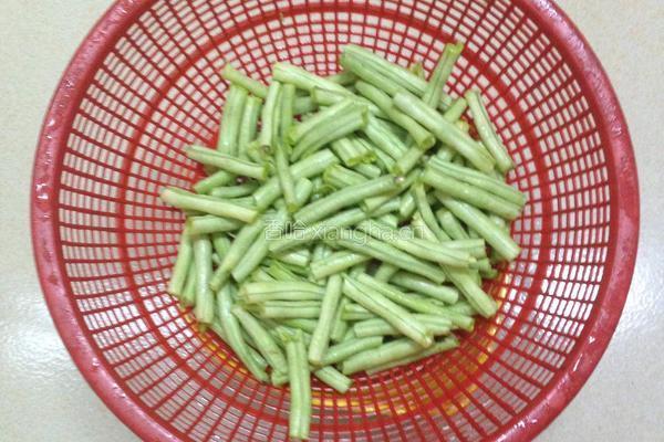 长豆角炒腊肉的做法图解3