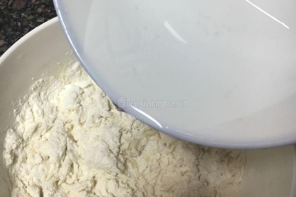 元宝红枣花卷的做法图解2