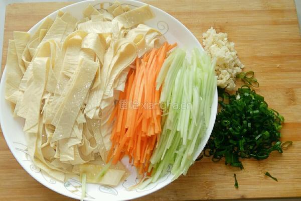凉拌豆腐皮的做法图解1