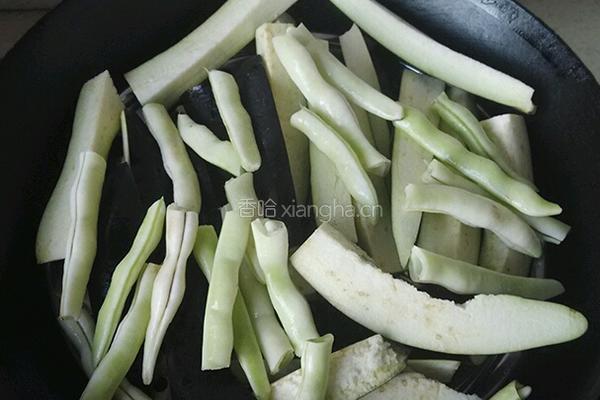 麻汁蒜泥拌茄子的做法图解1