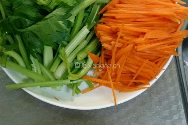 芹菜小炒的做法图解1