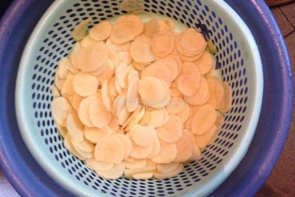 土豆片炒瘦肉的做法图解1