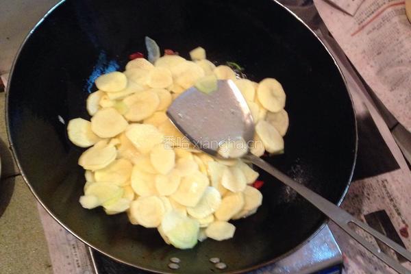 土豆片炒瘦肉的做法图解6