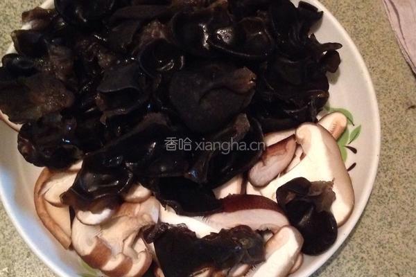 香菇木耳炒瘦肉的做法图解1