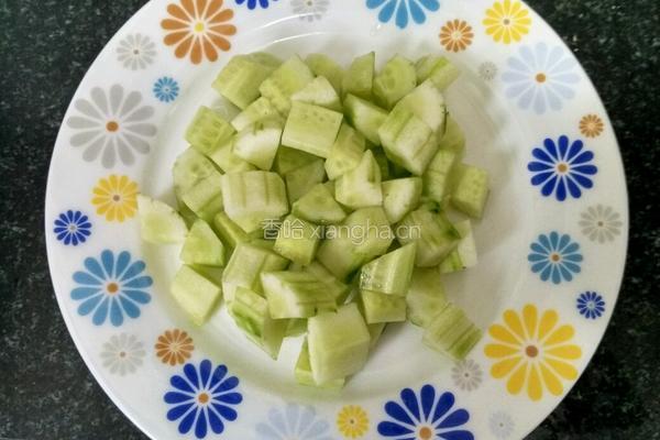黄瓜炒虾仁的做法图解1