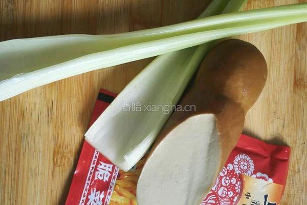 香芹素鸡榨菜的做法图解1
