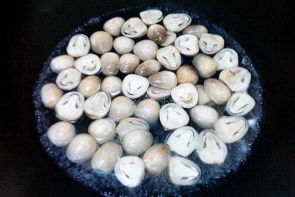 草菇炒瘦肉的做法图解4