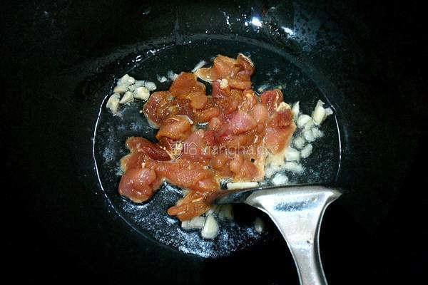 草菇炒瘦肉的做法图解5