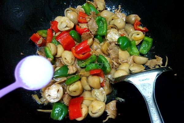 草菇炒瘦肉的做法图解7