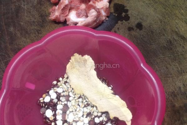 土茯苓赤小豆薏米芡实排骨汤的做法图解1