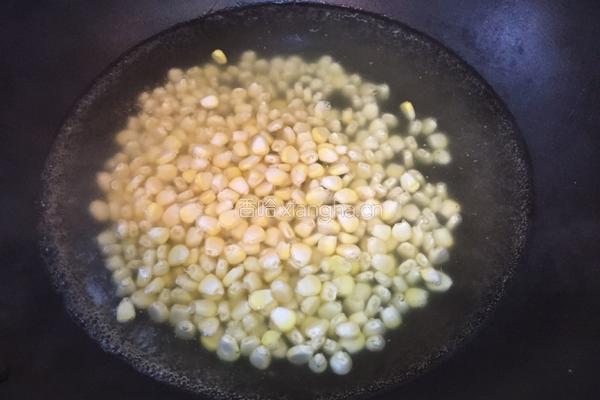 玉米胡萝卜炒肉丁的做法图解4