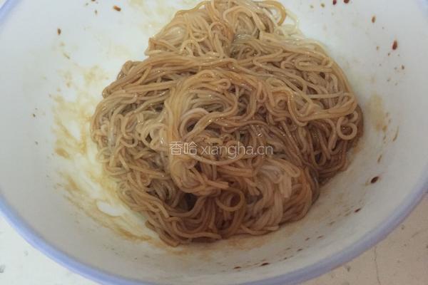 三丝虾仁炒米粉的做法图解2