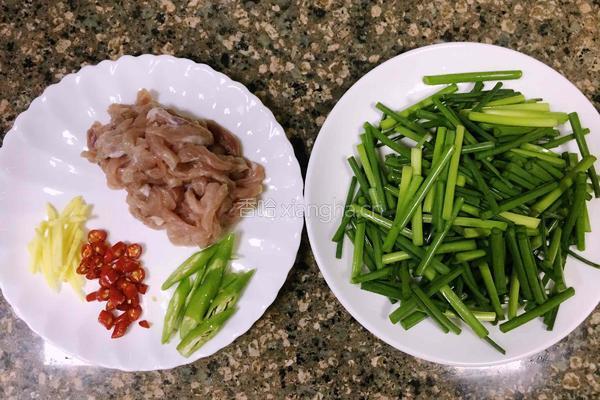 韭菜花炒肉丝的做法图解2