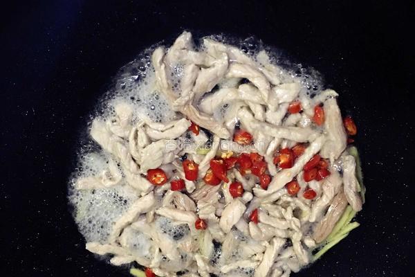 韭菜花炒肉丝的做法图解4