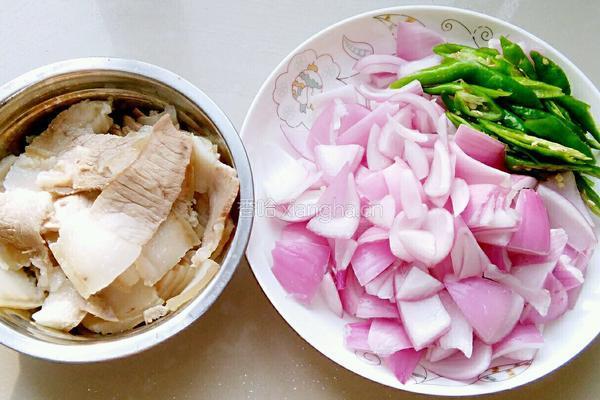 洋葱回锅肉的做法图解1