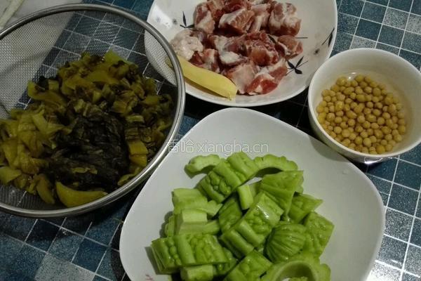 酸菜苦瓜排骨汤的做法图解1