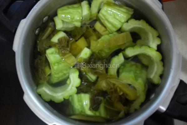 酸菜苦瓜排骨汤的做法图解3
