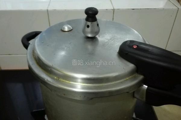 酸菜苦瓜排骨汤的做法图解4