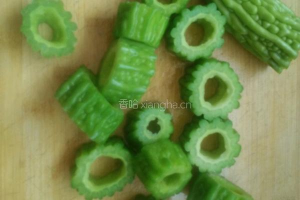红黄苦瓜圈沾蜜的做法图解1