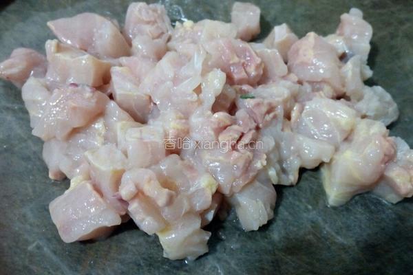 宫爆鲟魚丁的做法图解3