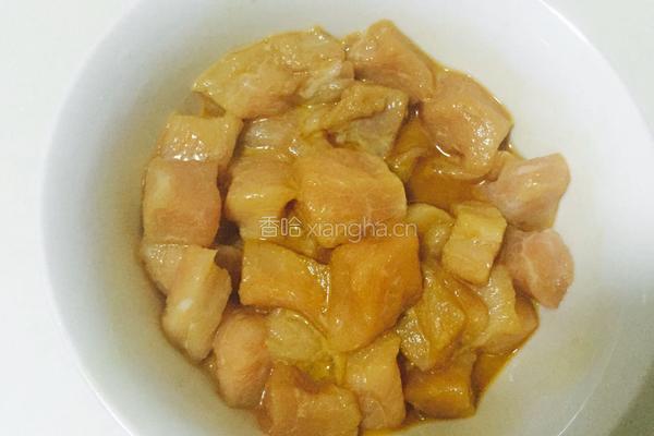 杏鲍菇炒鸡丁的做法图解2
