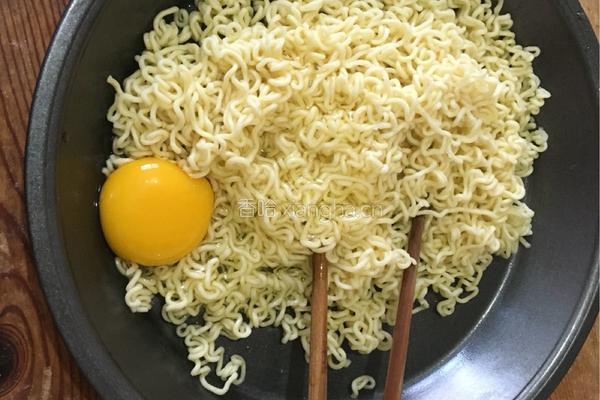 泡面披萨的做法图解1