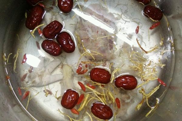 参须红枣枸杞鸡汤的做法图解3