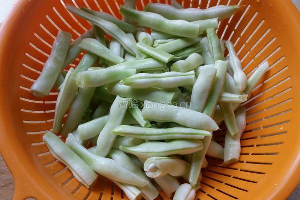 家常猪肉炖豆角的做法图解1