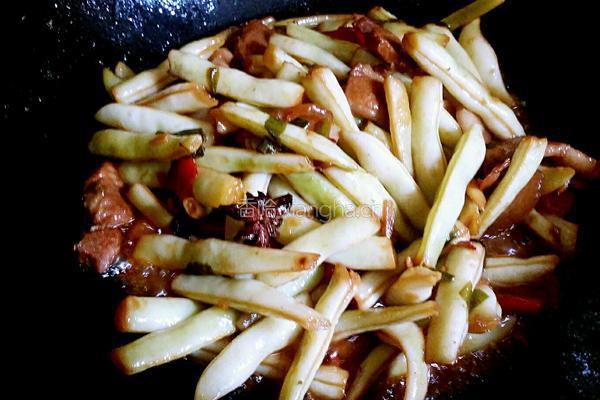 家常猪肉炖豆角的做法图解8