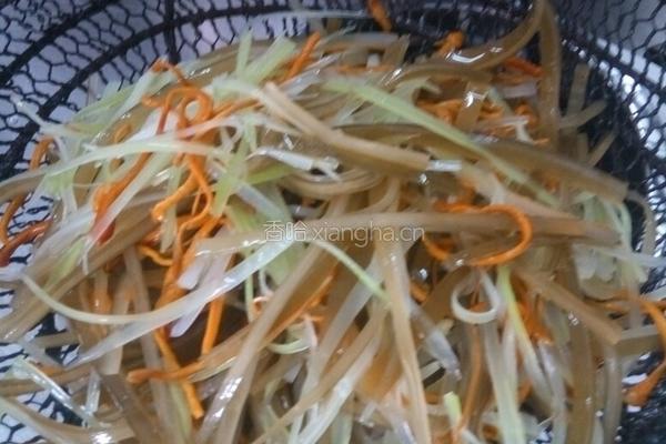 凉拌芹菜海带丝的做法图解4