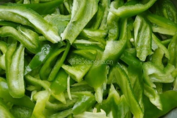 青椒虾皮炒蛋的做法图解2