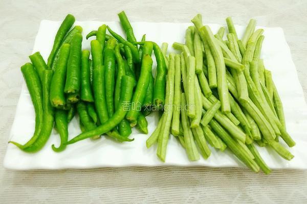 豇豆压青椒的做法图解1
